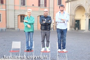 Flash mob di solidarietà verso l'opera deturpata di Dormino