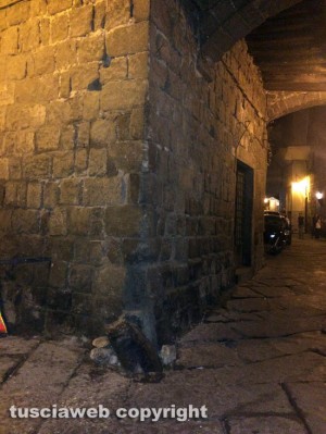 Viterbo - La colonnina distrutta a San Pellegrino