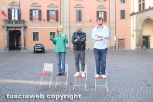 Flash mob di solidarietà verso l'opera deturpata di Dormino