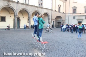 Flash mob di solidarietà verso l'opera deturpata di Dormino
