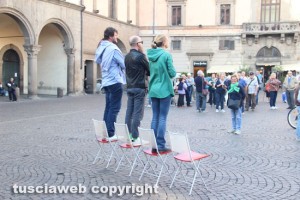 Flash mob di solidarietà verso l'opera deturpata di Dormino