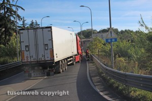Viterbo - Bilico bloccato in via Genova