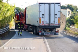Viterbo - Bilico bloccato in via Genova