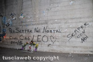 Viterbo - Gli amici ricordano Leonardo Rizzello con scritte al sottopassaggio sulla Tuscanese