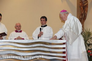 Villanova - L'inaugurazione della nuova chiesa - Il vescovo unge l'altare