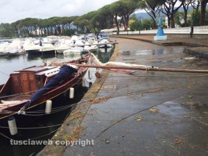 Bolsena - Nubifragio - L'albero di una nave abbattuto