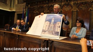 Il sindaco Michelini con la stampa di una Macchina di Papini