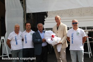Viterbo - santa Rosa - Il contenitore delle preghiere viene messo nella macchina