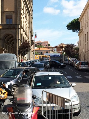Viterbo - Santa Rosa - Traffico in tilt in via fratelli Rosselli