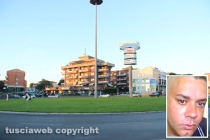 La rotatoria all'uscita nord di Viterbo e nel riquadro Federico Venzi
