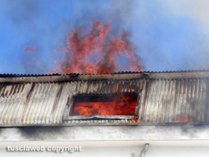 Montefiascone - In fiamme tetto nel centro storico