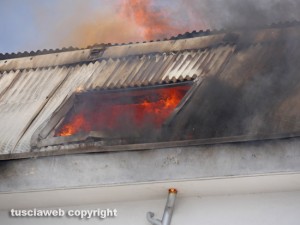 Montefiascone - In fiamme tetto nel centro storico