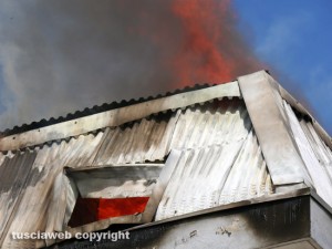 Montefiascone - In fiamme tetto nel centro storico