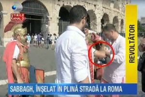 Roma - Aggressione tv romena - Un centurione ruba i soldi