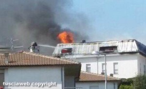 Montefiascone - In fiamme tetto nel centro storico