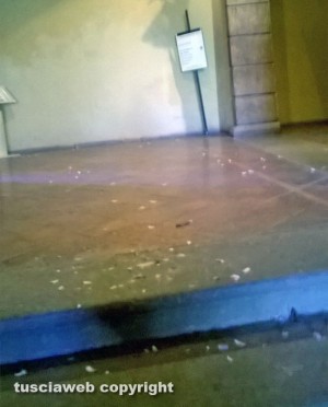Palazzo dei Priori - Gli escrementi sulla scalinata