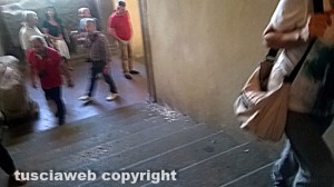 Palazzo dei Priori - Gli escrementi sulla scalinata