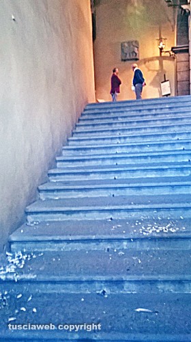 Palazzo dei Priori - Gli escrementi sulla scalinata