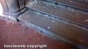 Palazzo dei Priori - Gli escrementi sulla scalinata