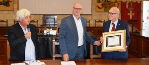 Tarquinia - L'archeologo Mario Torelli riceve la targa onorifica