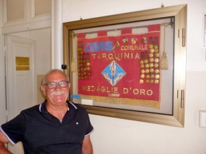 Amerighi vicino al labaro Avis Tarquinia 