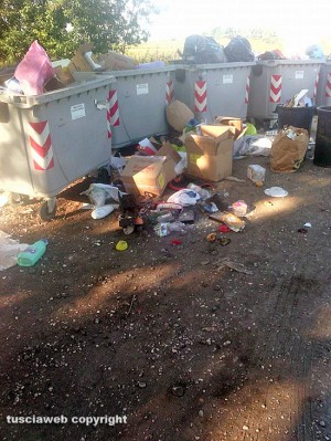 Viterbo - Rifiuti su strada Teverina
