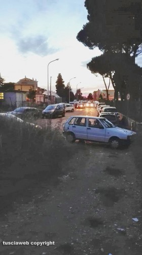 Viterbo - Via Campo scolastico - Via di transito occupata dalle macchine