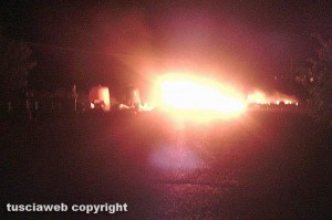 Viterbo - Rifiuti in fiamme su strada Teverina