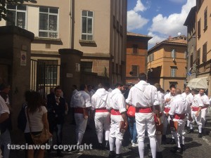 Santa Rosa 2015 - Il raduno dei facchini alle scuole rosse