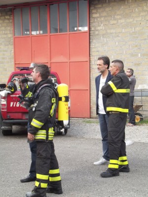 Montefiascone - Il sindaco Cimarello e i vigili del fuoco