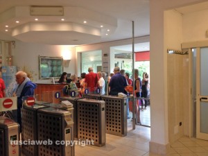 La fila per entrare alla piscina 