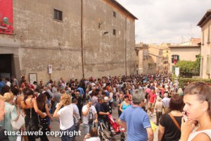 Santa Rosa - La gente fuori dalla basilica 