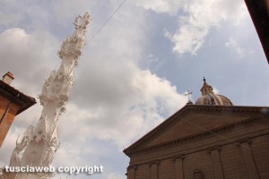 Santa Rosa - Gloria davanti alla basilica