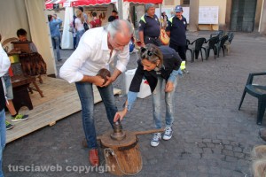 Festival degli Etruschi - La consigliera De Alexandris conia una moneta