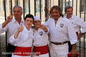 Macchina di santa Rosa - Il raduno dei facchini con le due mascotte