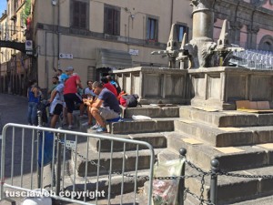 L'attesa per il trasporto di santa Rosa 