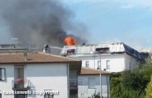 Montefiascone - In fiamme tetto nel centro storico