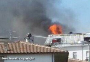Montefiascone - In fiamme tetto nel centro storico
