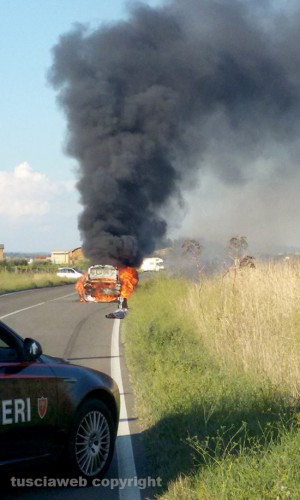 Auto in fiamme sulla Dogana
