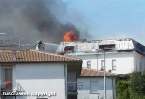 Montefiascone - In fiamme tetto nel centro storico