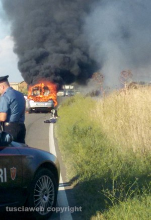 Auto in fiamme sulla Dogana