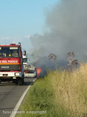 Auto in fiamme sulla Dogana