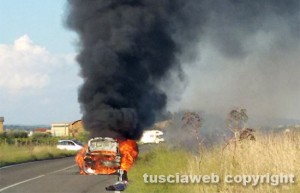 Auto in fiamme