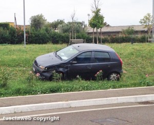Viterbo - Via Madre Teresa di Calcutta - Scoppia una gomma e va contro un suv