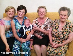 Castiglione in Teverina - La nonna Danila, la mamma Simona con in braccio Edoardo, la bisnonna Anna e la trisavola Villa