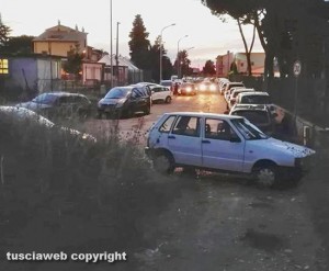 Viterbo - Via Campo scolastico - Via di transito occupata dalle macchine