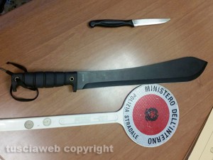 Il machete e il coltello sequestrati
