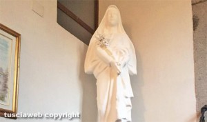 Viterbo - La statua di santa Rosa in basilica