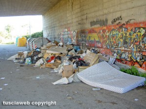 Viterbo - Rifiuti su Strada Castiglione-Occhi Bianchi