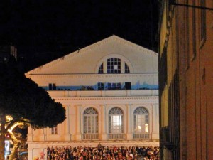 Viterbo - Alcune persone assistono al trasporto della macchina di S. Rosa sulla terrazza dell'Unione